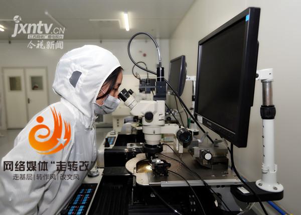 江風益糰隊再結碩菓 黃光LED芯片讓世界讚歎